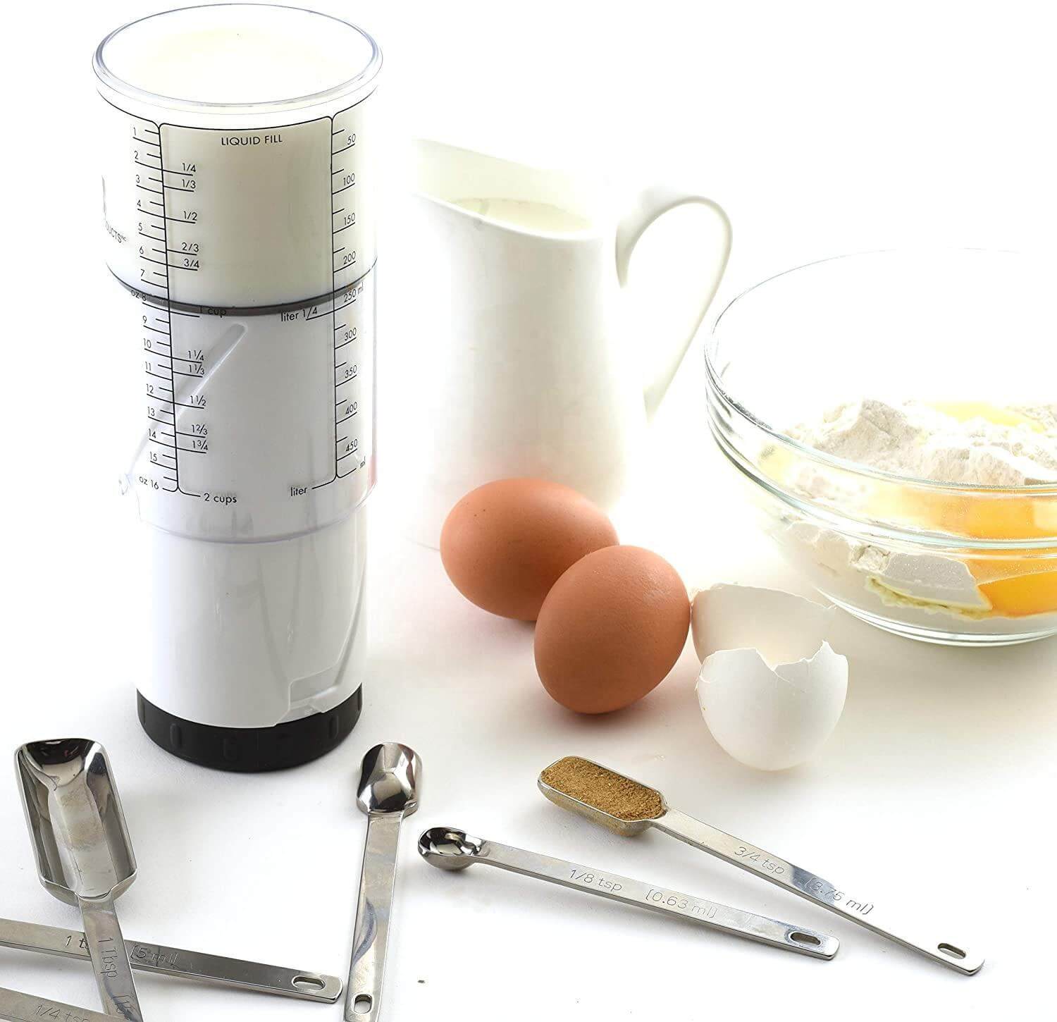 Adjustable measuring cup for sticky ingredients with rotating body and squeegee design