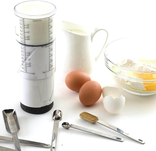 Adjustable measuring cup for sticky ingredients with rotating body and squeegee design