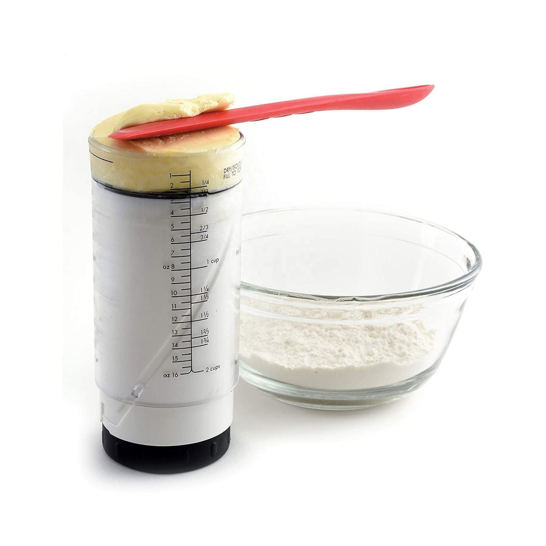 Adjustable measuring cup for sticky ingredients with rotating body and squeegee design
