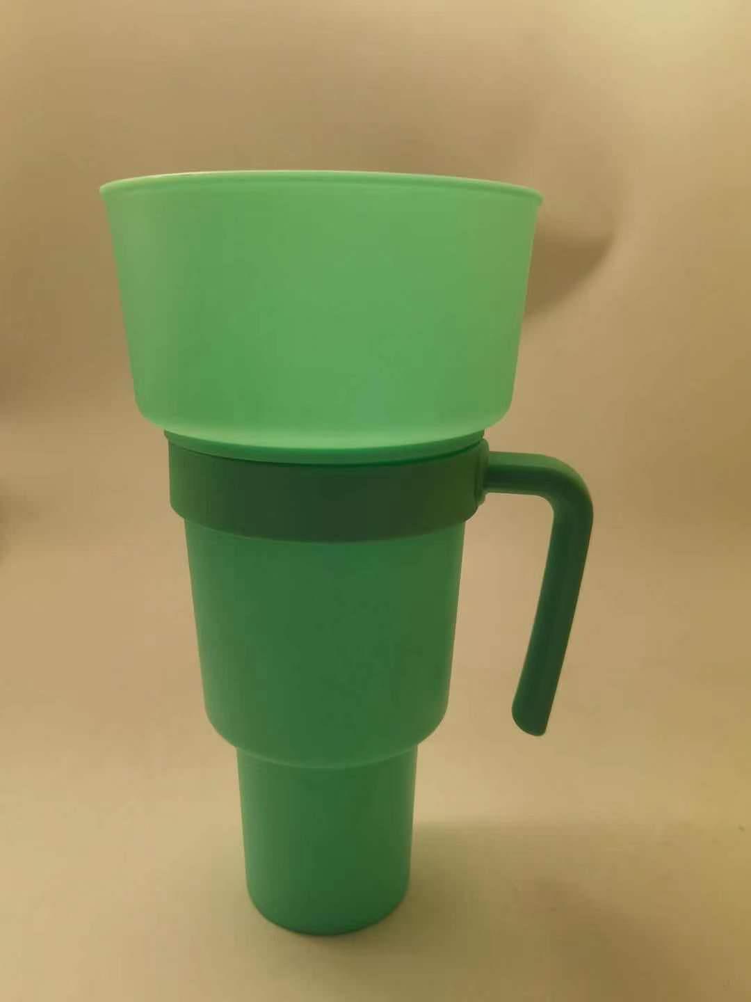 Snack straw cup with handle made of reusable silicone for everyday drinks