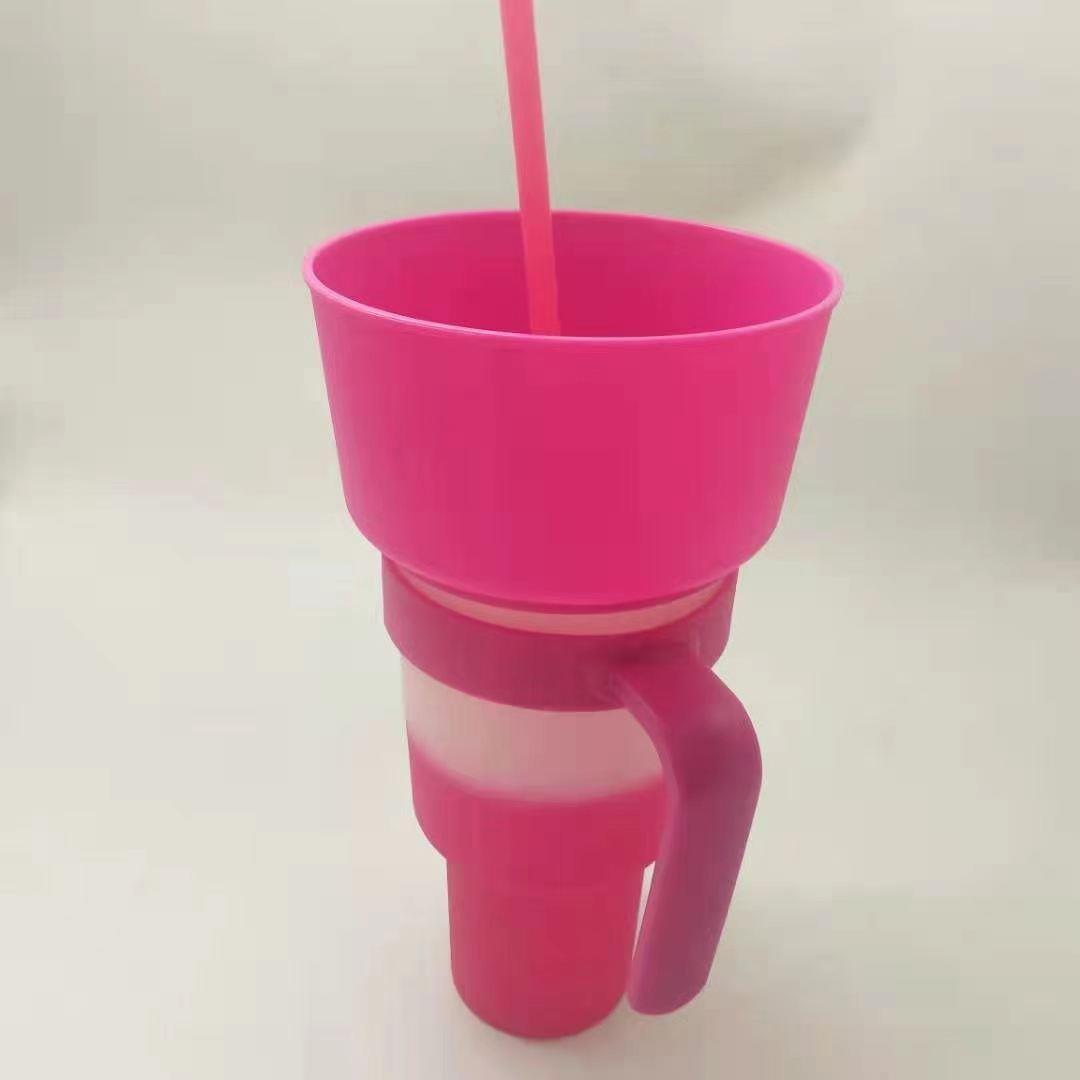 Snack straw cup with handle made of reusable silicone for everyday drinks