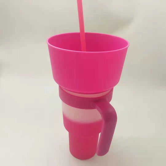 Snack straw cup with handle made of reusable silicone for everyday drinks