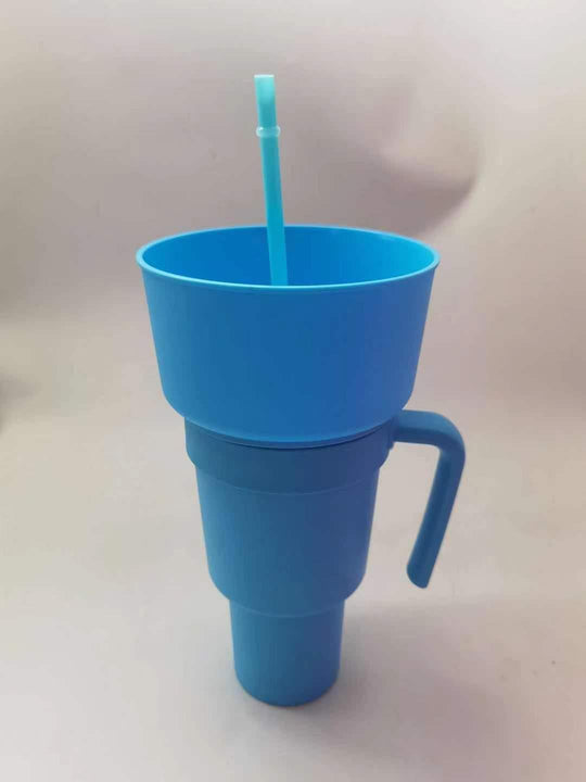 Snack straw cup with handle made of reusable silicone for everyday drinks