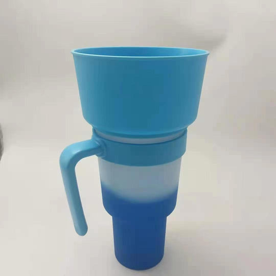Snack straw cup with handle made of reusable silicone for everyday drinks