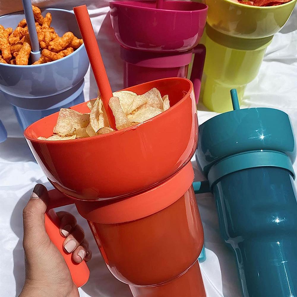 Snack straw cup with handle made of reusable silicone for everyday drinks