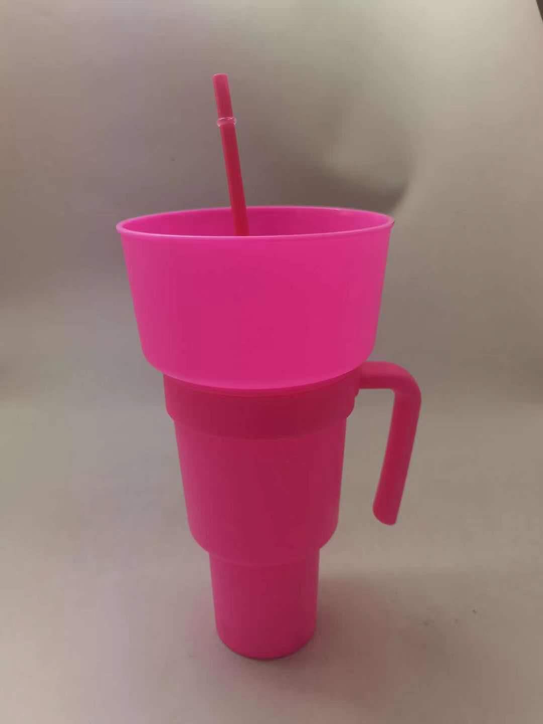 Snack straw cup with handle made of reusable silicone for everyday drinks