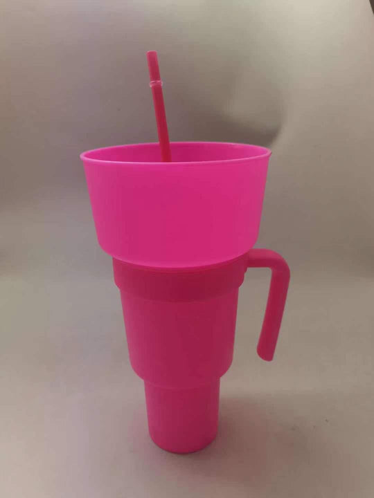 Snack straw cup with handle made of reusable silicone for everyday drinks