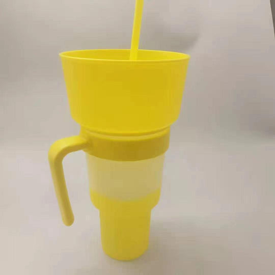 Snack straw cup with handle made of reusable silicone for everyday drinks