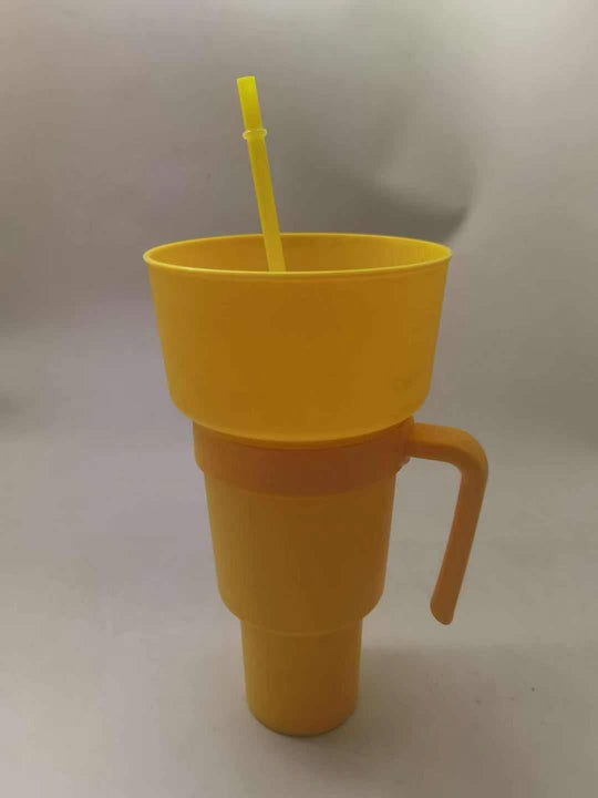Snack straw cup with handle made of reusable silicone for everyday drinks
