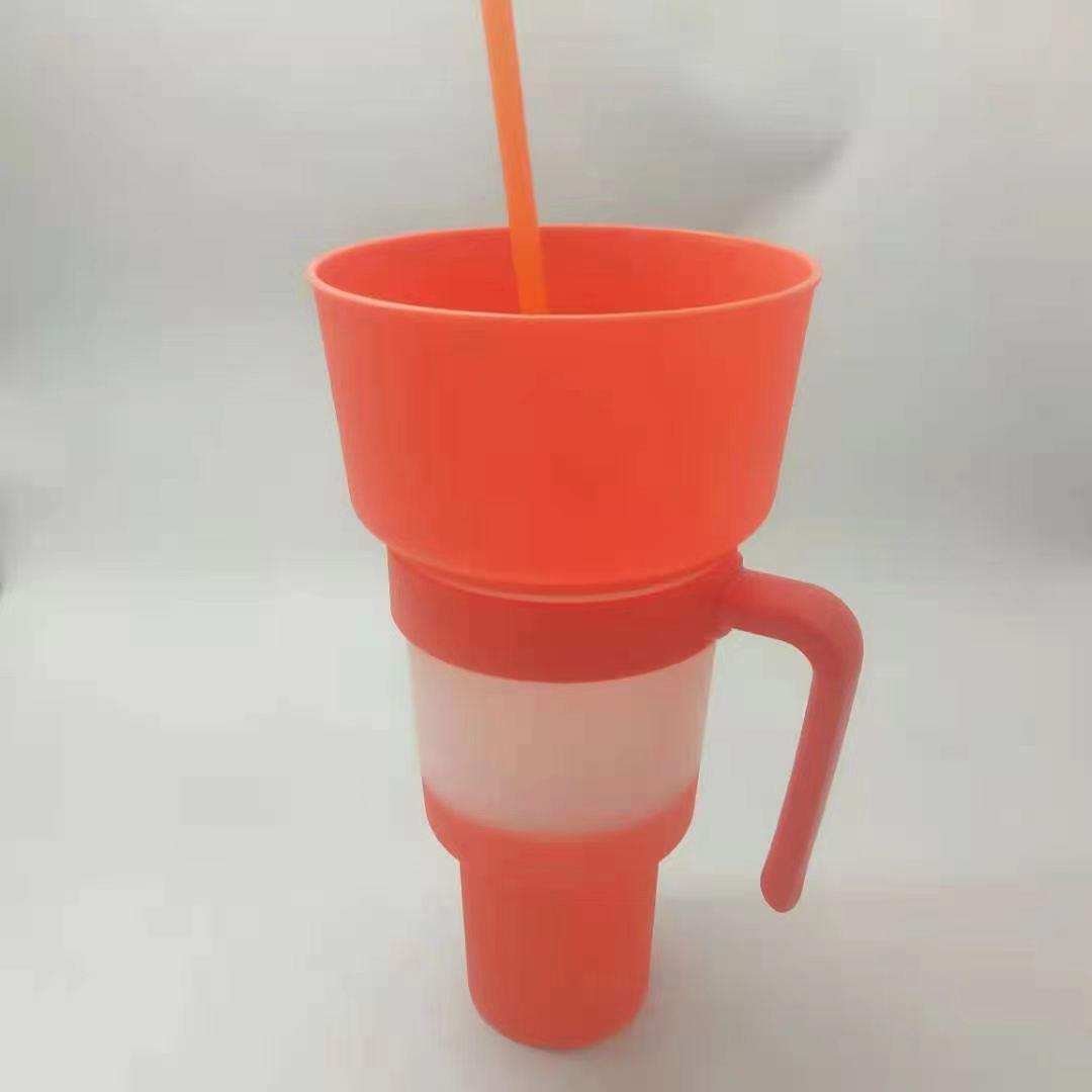 Snack straw cup with handle made of reusable silicone for everyday drinks
