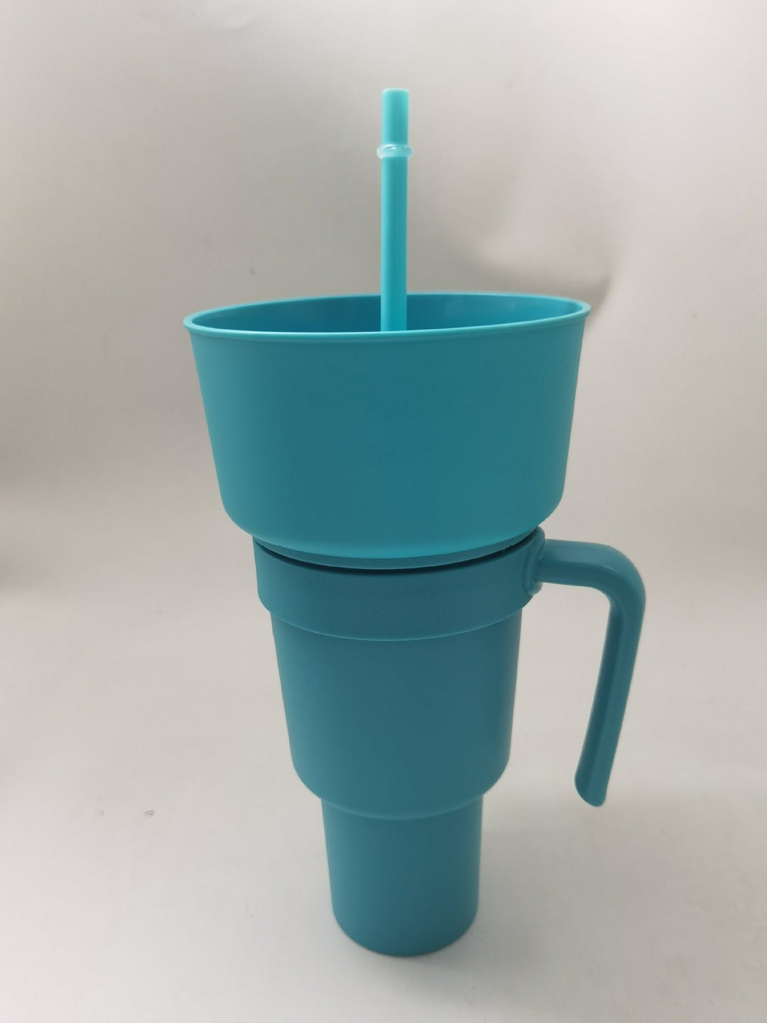 Snack straw cup with handle made of reusable silicone for everyday drinks