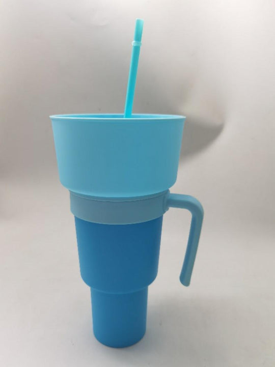 Snack straw cup with handle made of reusable silicone for everyday drinks