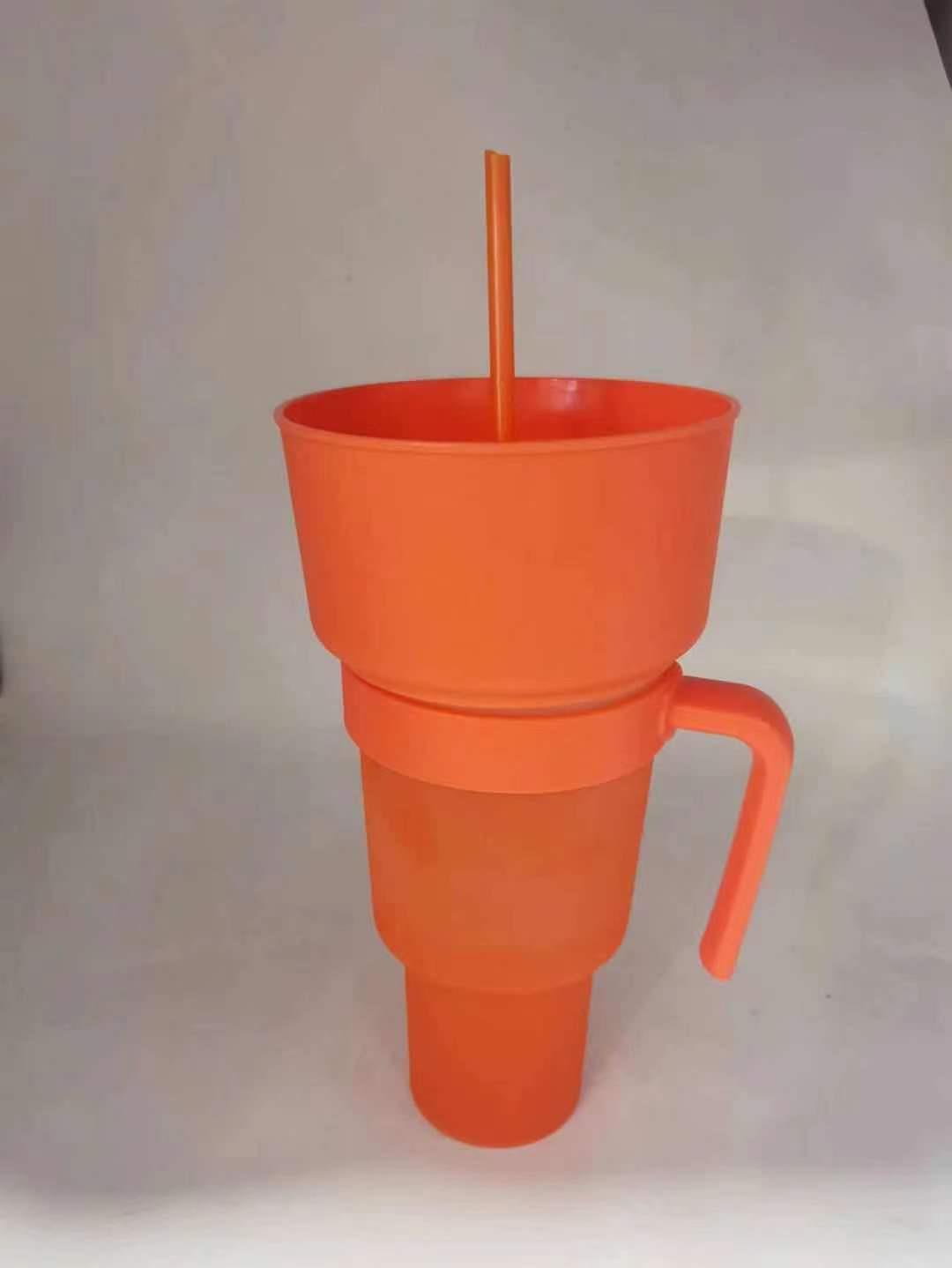 Snack straw cup with handle made of reusable silicone for everyday drinks